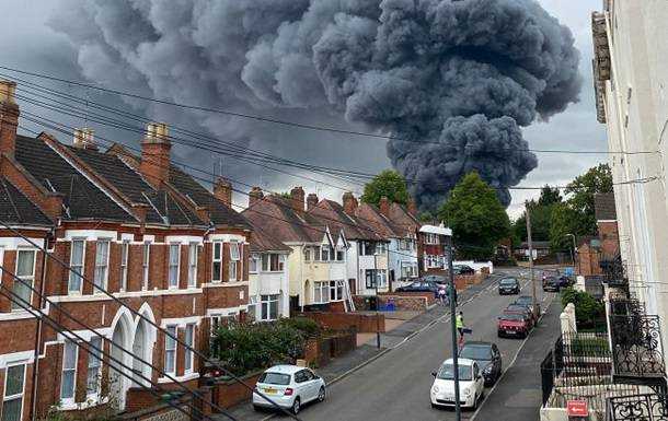 У Британії масштабна пожежа, лунають вибухи