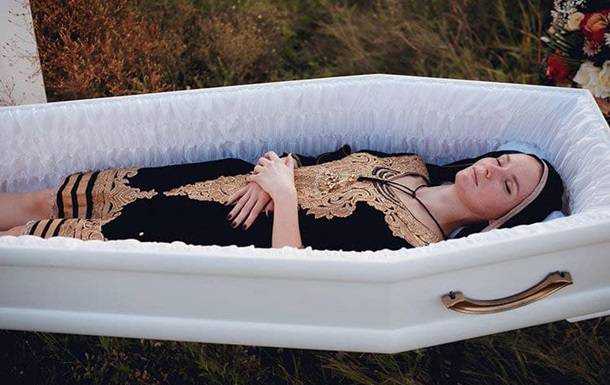 У Дніпрі презентували жіночий одяг для похорону