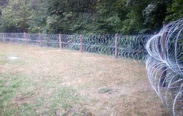 На кордоні Польщі та Білорусі група людей руйнувала новий паркан