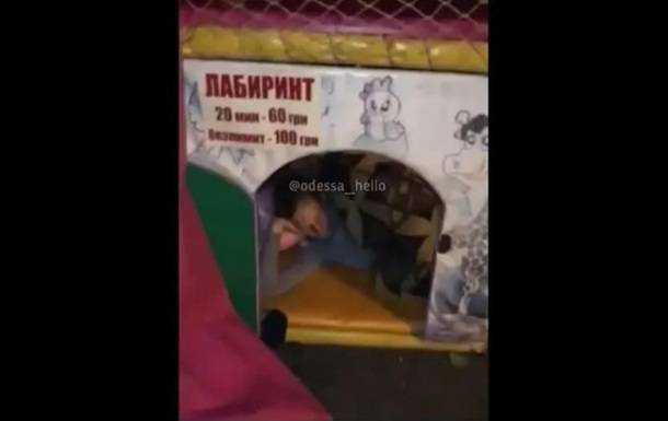 В Одесі чоловік виганяє дружину з немовлям спати на вулицю