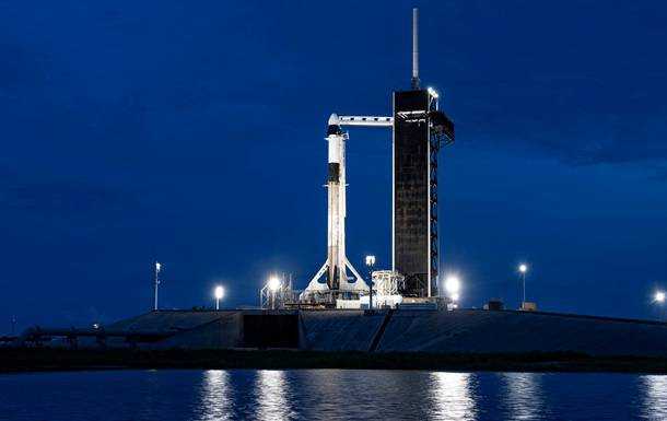 SpaceX відправила в космос перших туристів