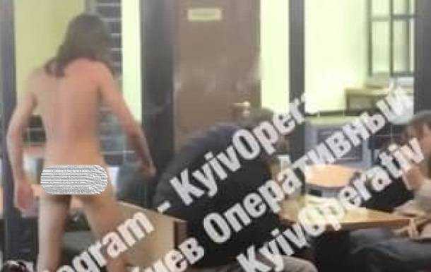 У Києві голий чоловік розбив пляшку об голову випадкової людини