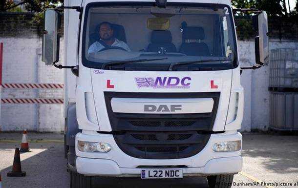 Великобританія екстрено видасть 5 тисяч робочих віз водіям вантажівок