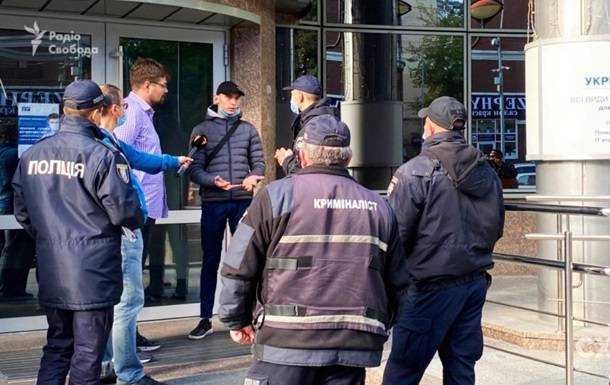 Журналісти Схем повідомили про напад під час інтерв'ю в Укрексімбанку