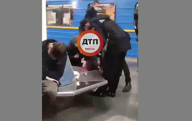 У метро Києва серйозно поранили пасажира