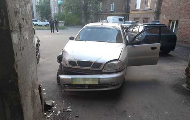 У Харкові таксист помер за кермом: легковик протаранив будівлю