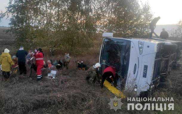На Полтавщині перекинувся пасажирський автобус, 10 постраждалих