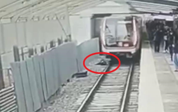 У метро Москви чоловік стрибнув під поїзд