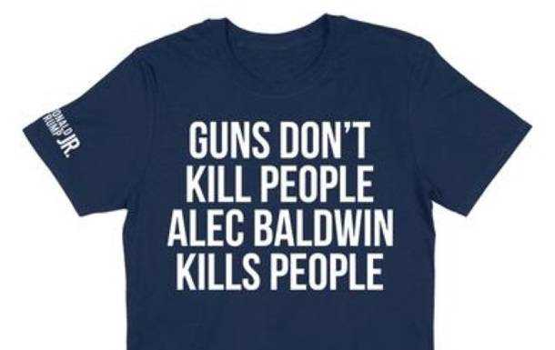 Син Трампа випустив одяг з написом "Болдвін вбиває людей"