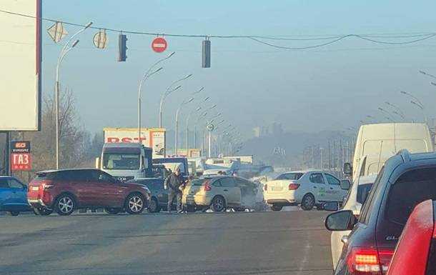 У Києві на ходу спалахнув автомобіль