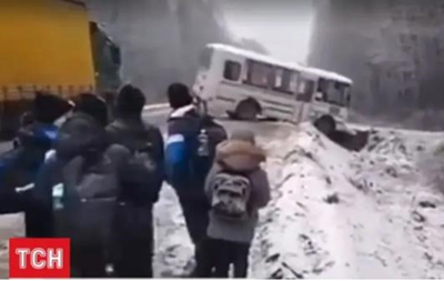 На Житомирщині шкільний автобус потрапив у кювет