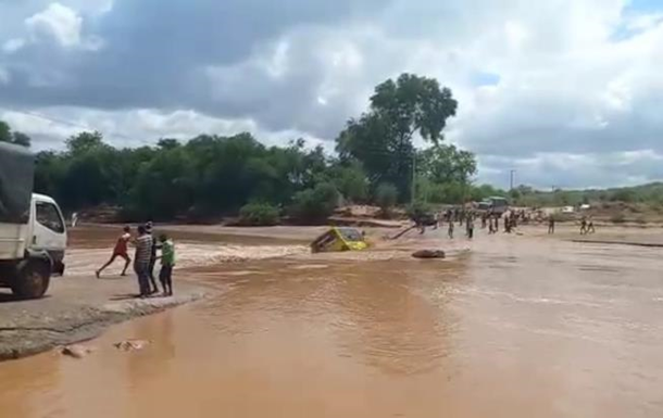 У Кенії автобус впав у річку: 23 особи загинули
