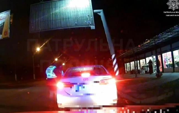 В Одесі п'яний водій, затиснувши в авто руку патрульного, тягнув його дорогою