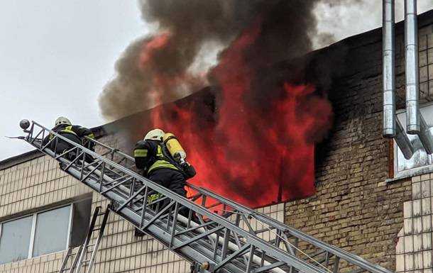 У Києві спалахнуло офісно-складське приміщення