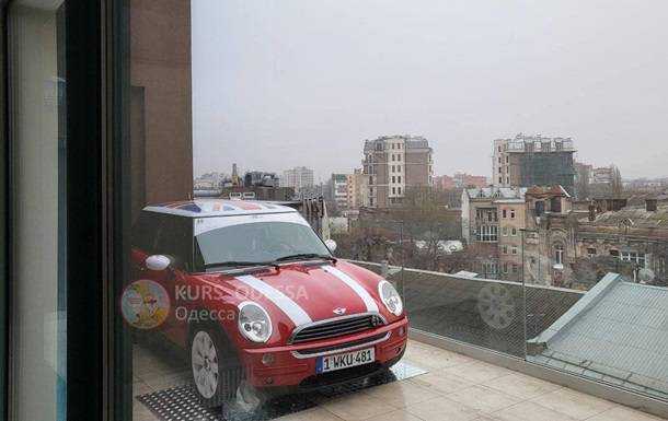 В Одесі авто встановили на балконі сьомого поверху