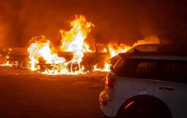 Безхатько з галюцинаціями підпалив машину в Одесі