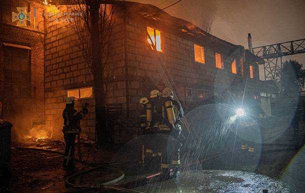 У Києві сталася пожежа на складі, є постраждалий