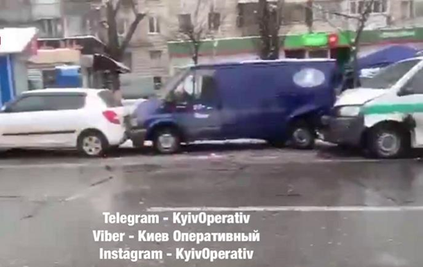 У Києві зіткнулися п'ять автомобілів один із учасників автомобіль інкасаторів