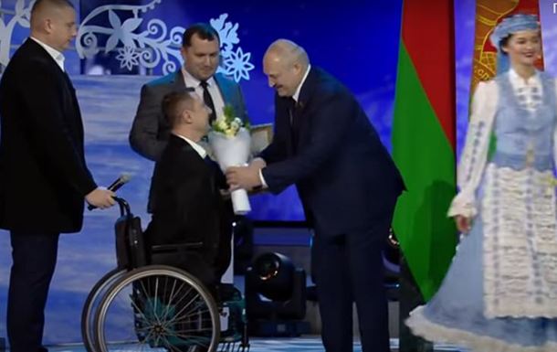 Лукашенко вручив букет людині без рук