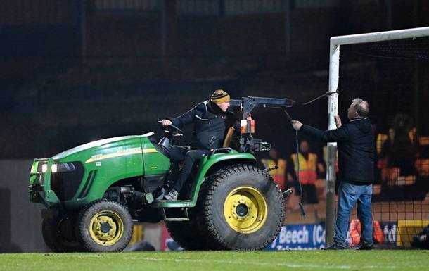 Футболіст погнув штангу під час матчу, ситуацію врятував трактор