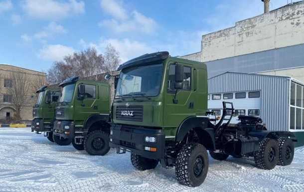 АвтоКрАЗ передав першу партію тягачів українській армії