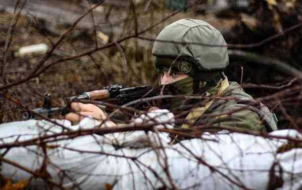 На Донбасі зафіксовано обстріл, поранено військового