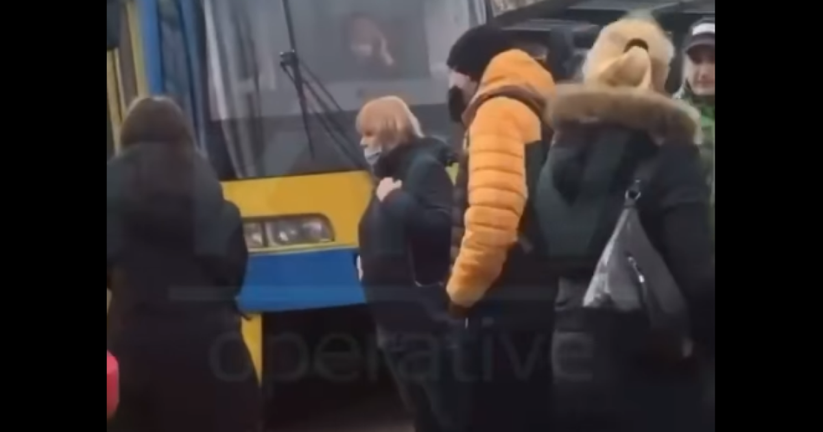 Столиця на карантині: у Києві люди почали блокувати транспорт