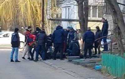 Мешканці Миколаєва зловили солдатів РФ у підвалі будинку та здали поліції