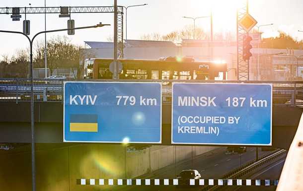 У Вільнюсі з'явився дорожній знак з відстанню до "вільного Києва"