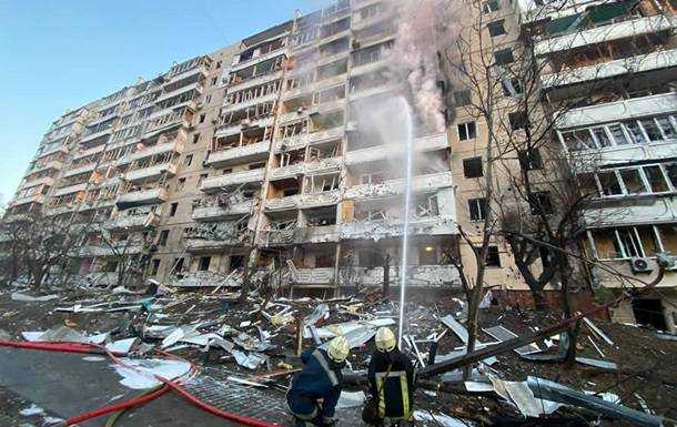У Києві снаряд влучив у багатоповерховий будинок