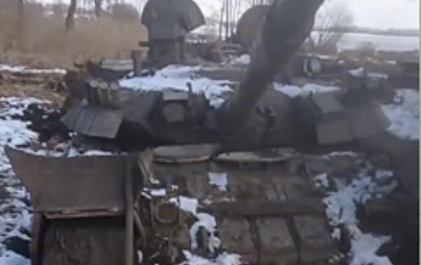 З'явилося відео з російськими танками, що загрузли в землі на Сумщині
