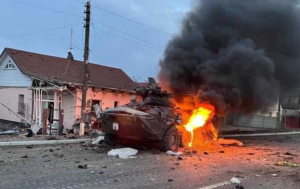 Білоруських військових змушують відмивати російські танки від останків