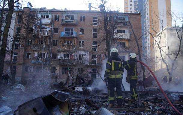 У Києві через обстріл горів будинок, є загиблий