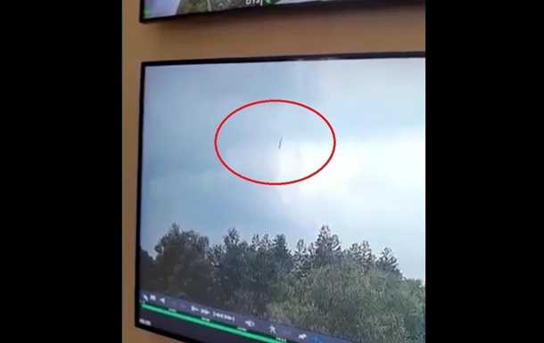 З'явилося відео падіння літака у Китаї