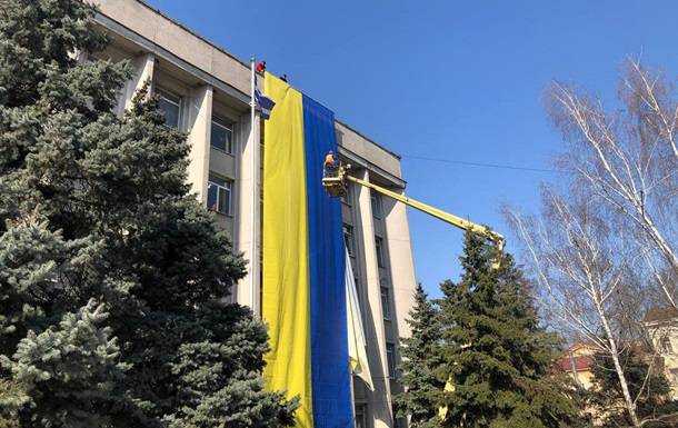 На будівлі міськради Херсона вивісили новий прапор України