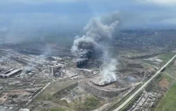 У Маріуполі помітили чорний дим над заводом Азовсталь