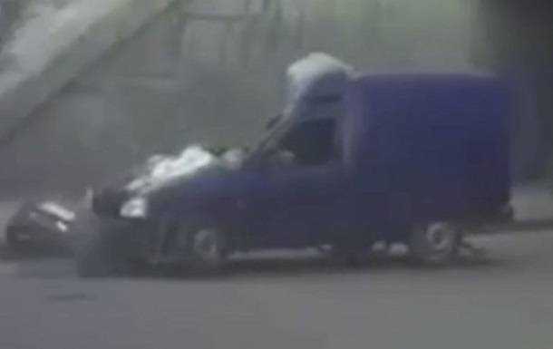 У Херсоні росіяни на вантажівці розчавили машину з людьми