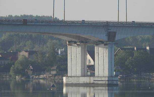 Діри на Антонівському мості окупанти закладають плитами - облрада