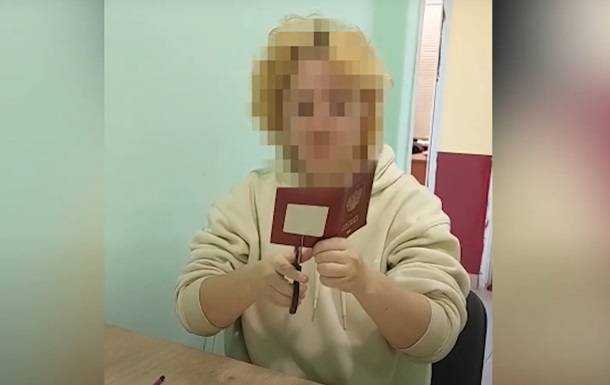 Кримчанка знищила паспорт РФ на кордоні