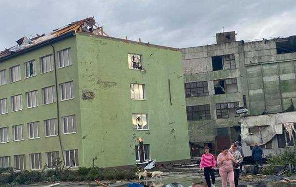 Буря на Сумщині зруйнувала будинки та залізничне полотно