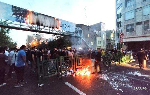 В Ірані не вщухають масові протести: палять машини та нападають на поліцію.