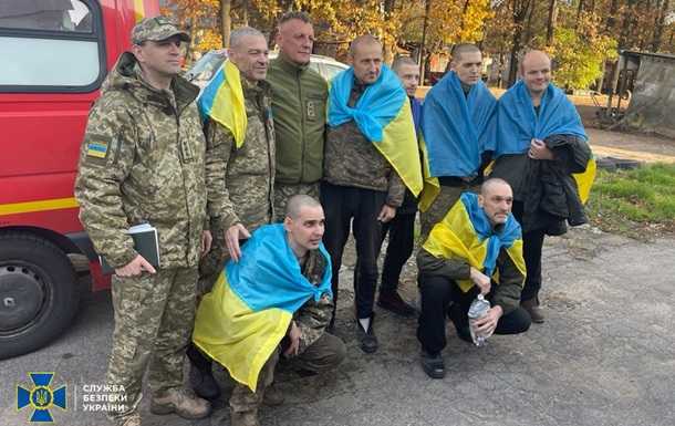 СБУ показала зустріч звільнених із полону українців