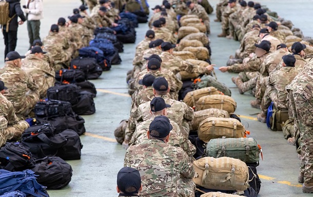 В Британии показали, как украинские военные возвращаются с обучения