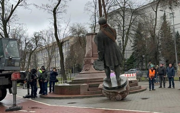 В Днепре демонтировали памятник Ломоносову