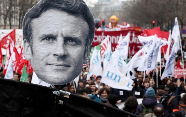 В Париже во второй раз массово протестовали против пенсионной реформы