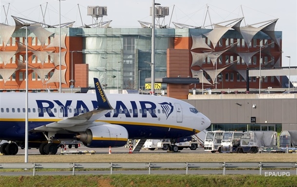 Самолет Ryanair сел в Афинах в сопровождении F-16 после сообщения о бомбе