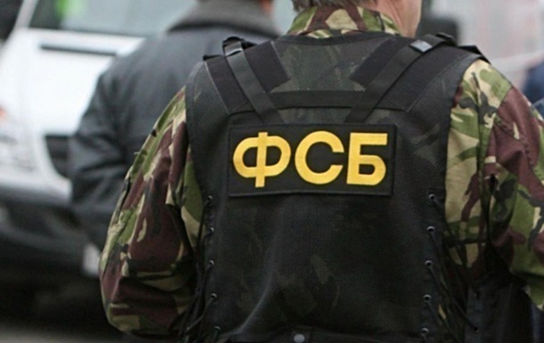 Российские силовики провели обыск в доме крымского активиста Османова