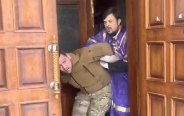 Священника УПЦ МП, побившего военного в Хмельницком, объявили в розыск