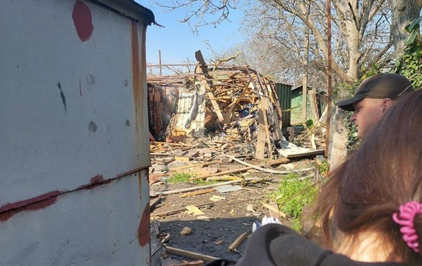 В Черноморске взрыв разрушил гараж, есть пострадавший