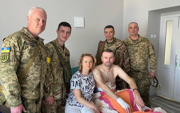 20 дней комы и 13 операций: медики спасли бойца с критическими травмами
